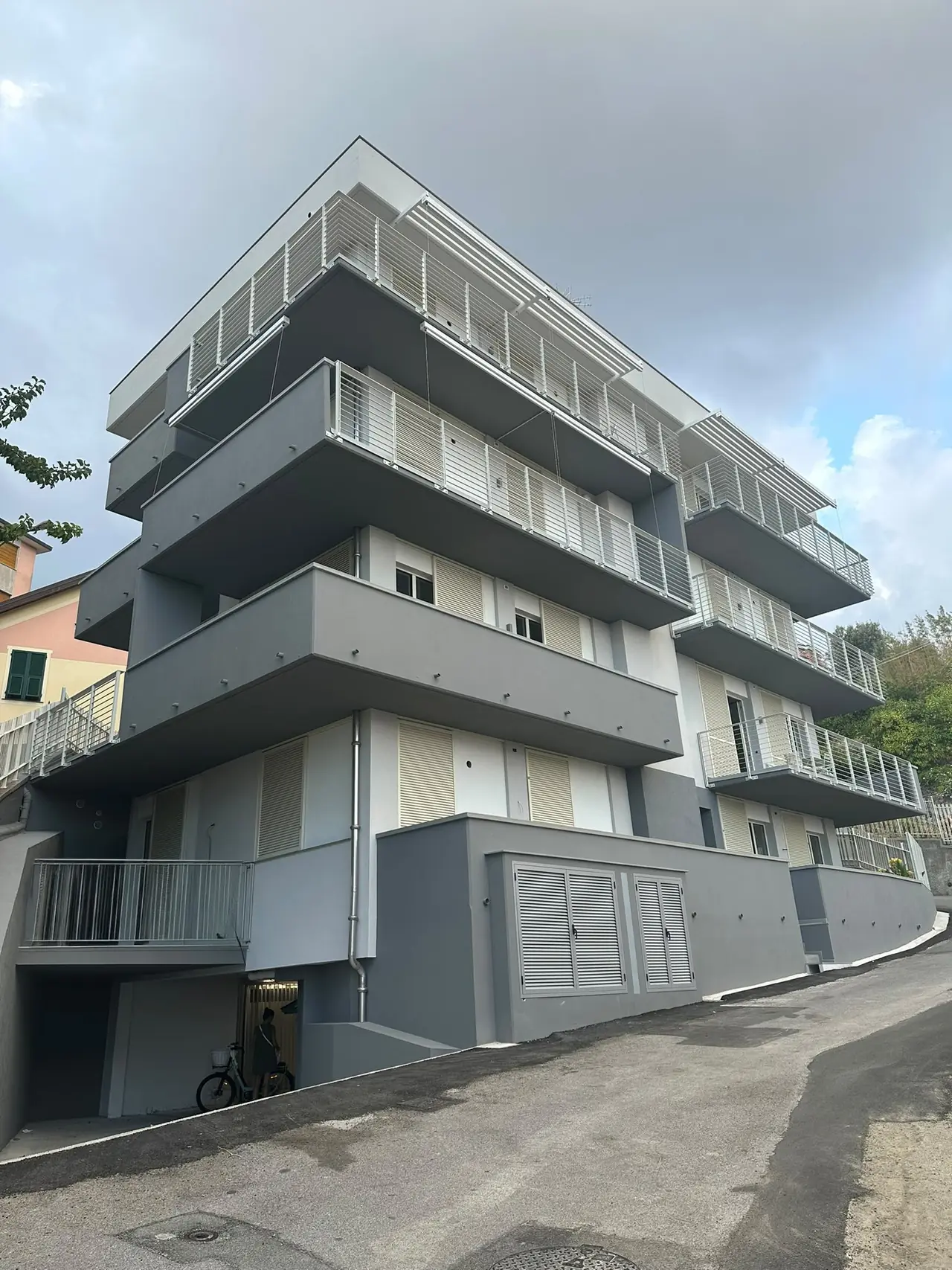 Bilocale nuovo con terrazza, a pochi passi dal mare – Spazio esterno