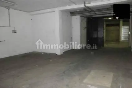 Magazzino di 80 m² con bagno e area di carico – Interno non residenziale