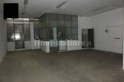 Magazzino di 80 m² con bagno e area di carico – Magazzino