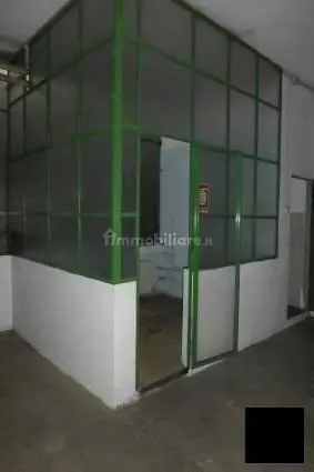 Magazzino di 80 m² con bagno e area di carico – Interno non residenziale