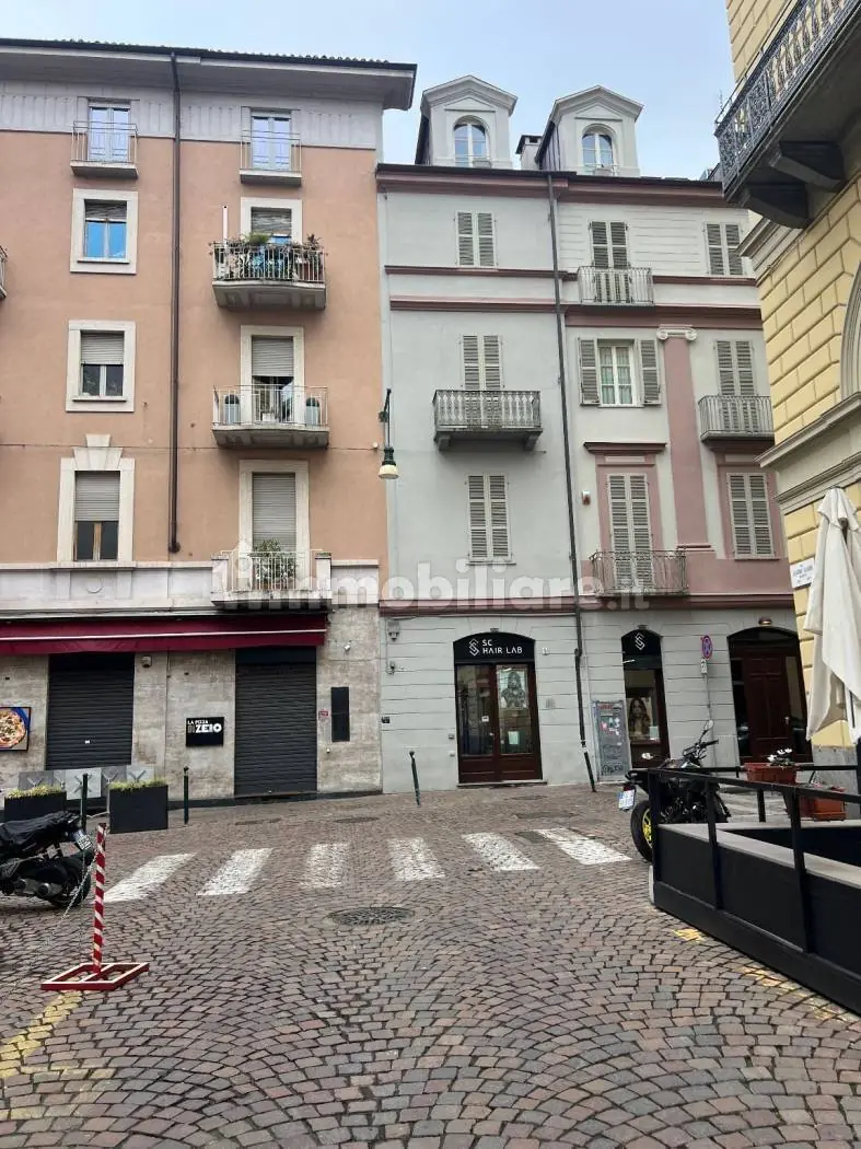 Negozio a reddito con due vetrine in centro storico – Torino · Centro