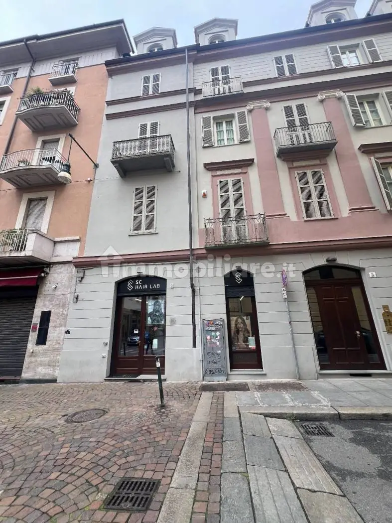 Negozio a reddito con due vetrine in centro storico – Facciata