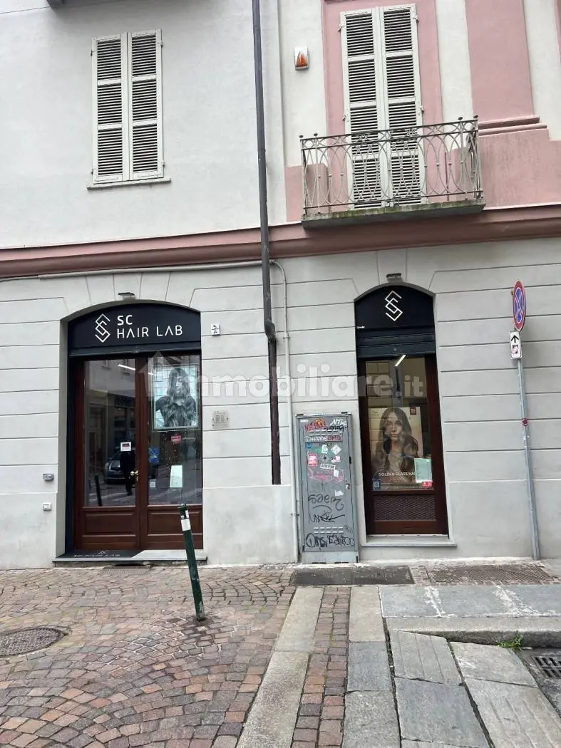 Negozio a reddito con due vetrine in centro storico – Facciata