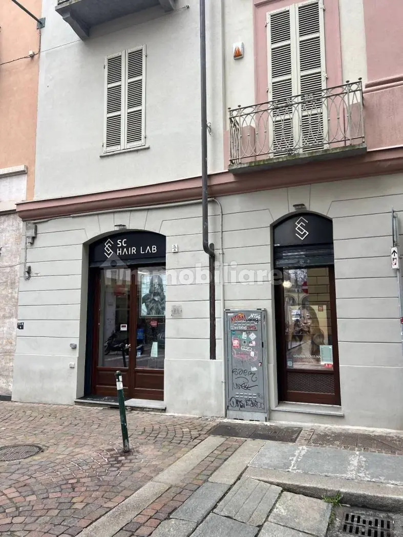 Negozio a reddito con due vetrine in centro storico – Facciata
