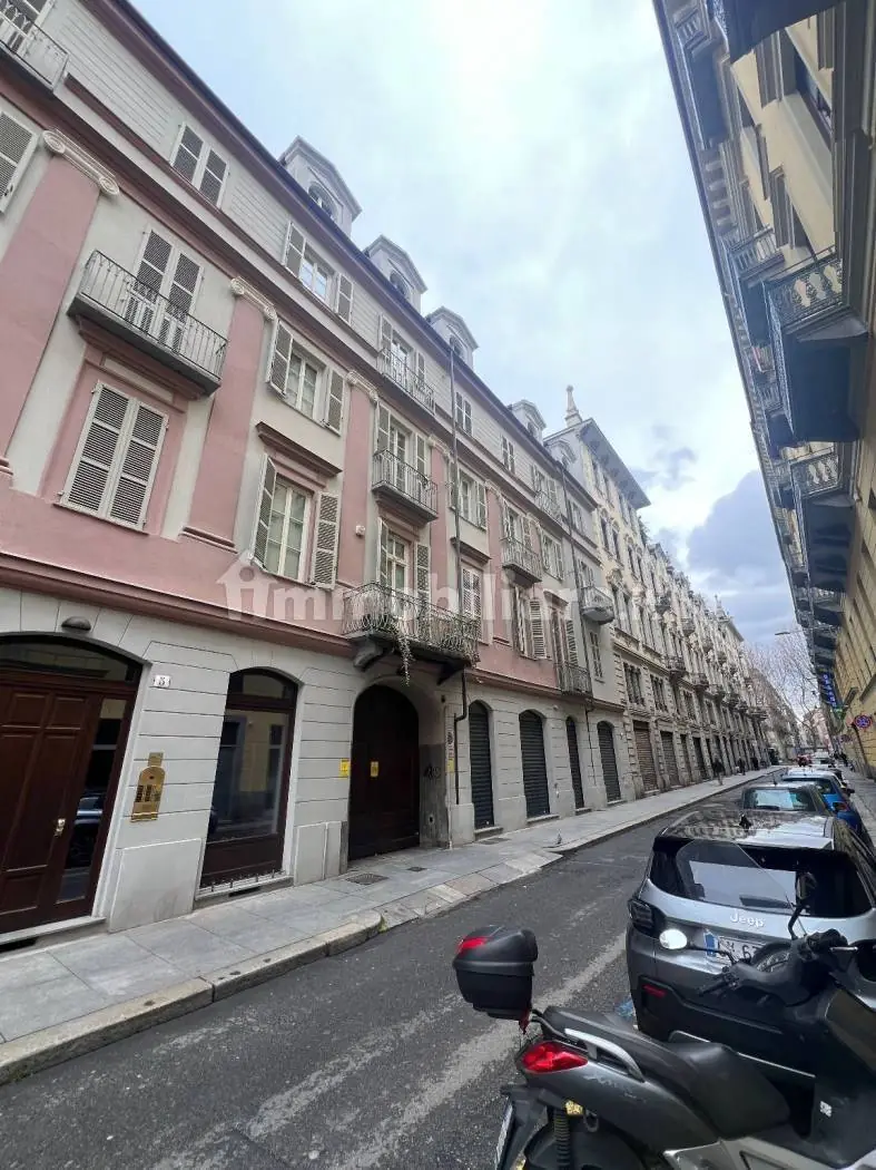 Negozio a reddito con due vetrine in centro storico – Facciata