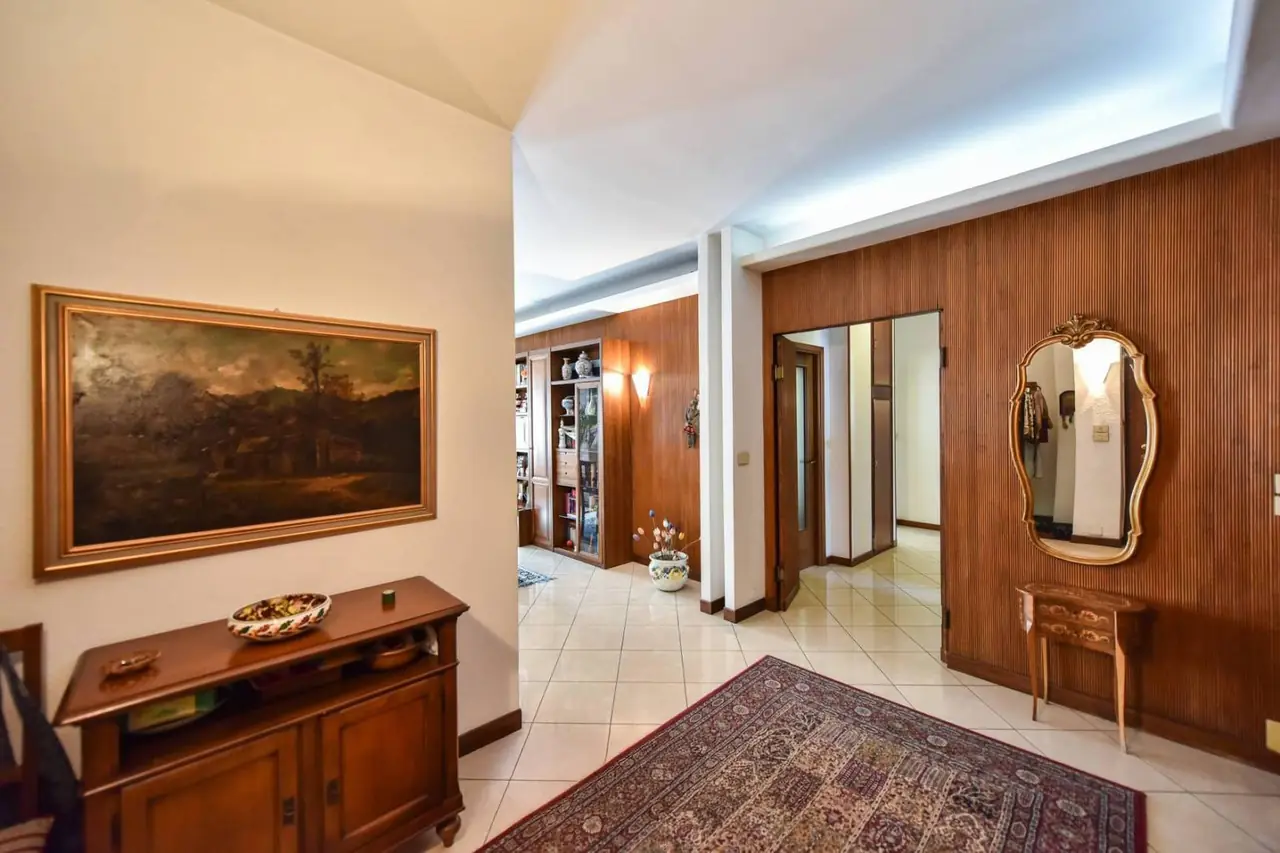 Nuda proprietà: 6 locali di 150 m² in stabile signorile – Ingresso