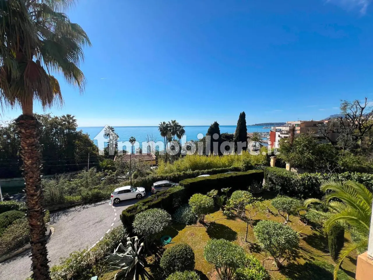 Trilocale ristrutturato con terrazza vista mare – Vista