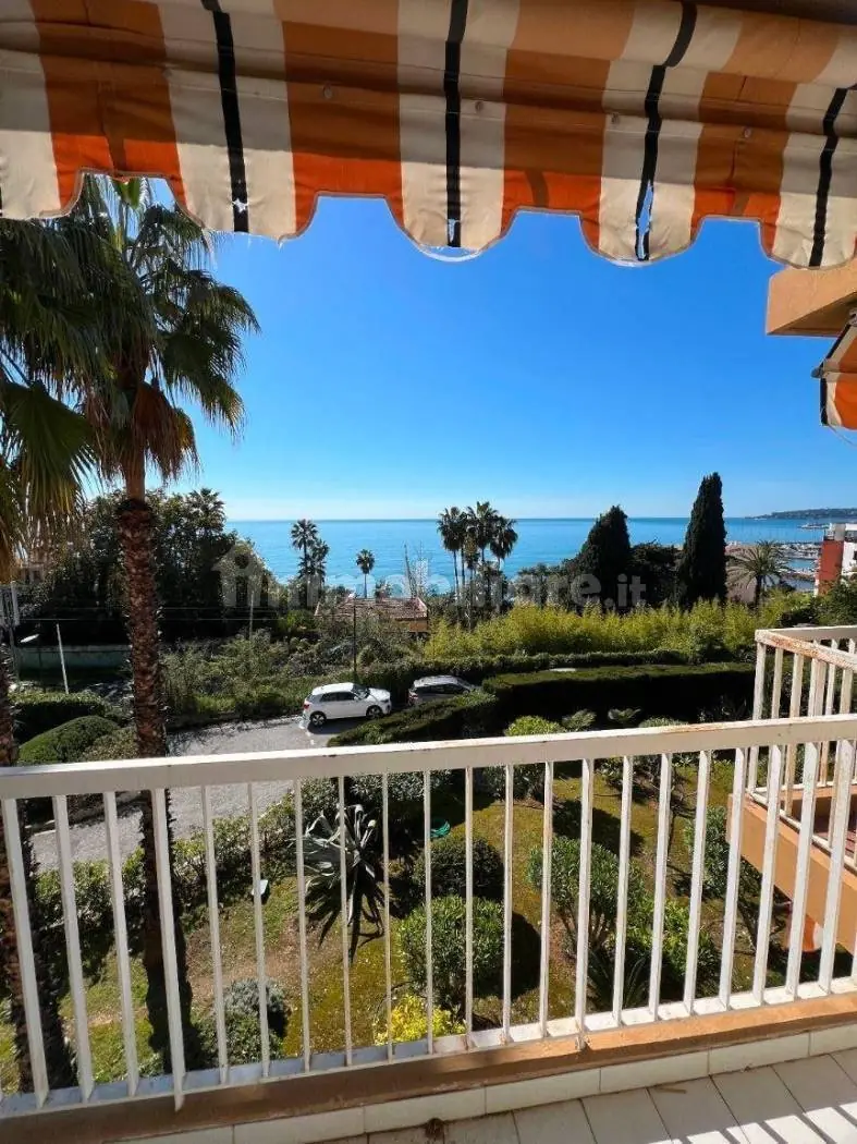 Trilocale ristrutturato con terrazza vista mare – Terrazzo