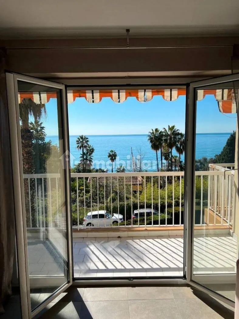 Trilocale ristrutturato con terrazza vista mare – Terrazzo