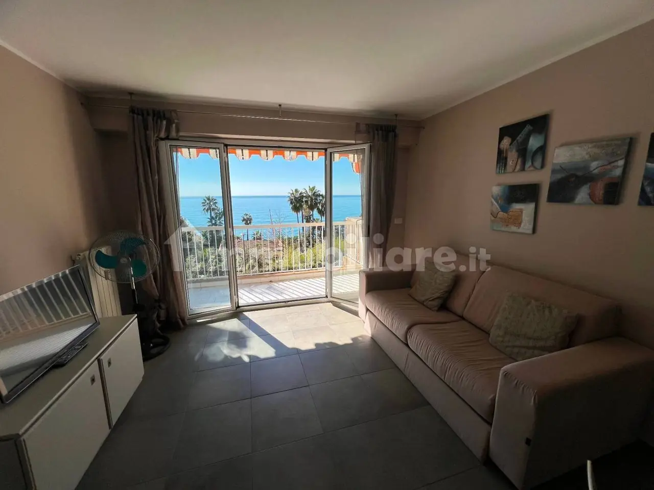 Trilocale ristrutturato con terrazza vista mare – Salone