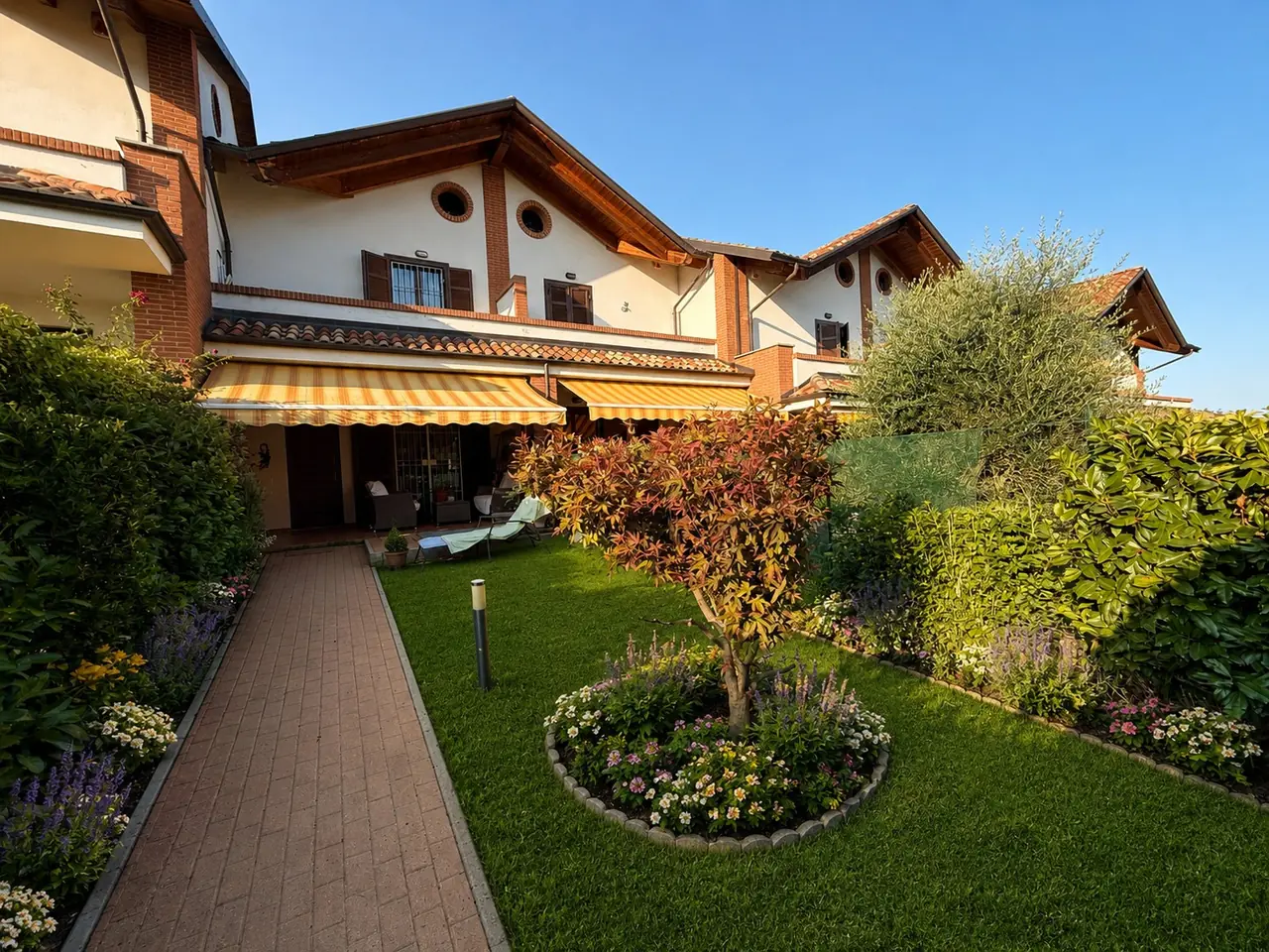 Villa bifamiliare ristrutturata con giardino privato – Trofarello · Centro