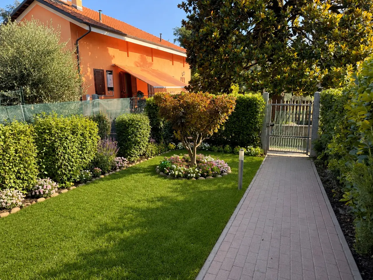 Villa bifamiliare ristrutturata con giardino privato – Giardino