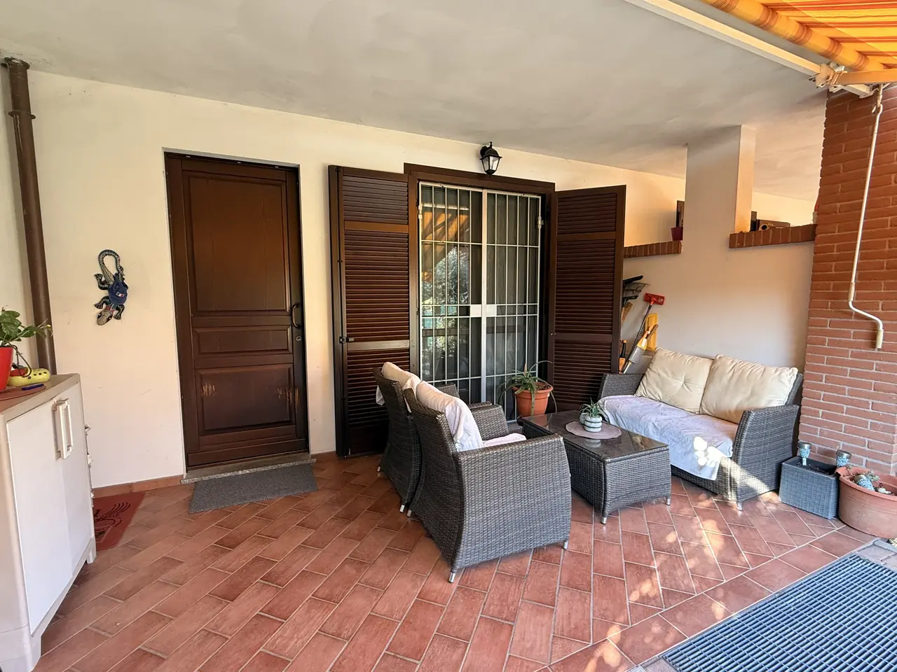 Villa bifamiliare ristrutturata con giardino privato – Veranda
