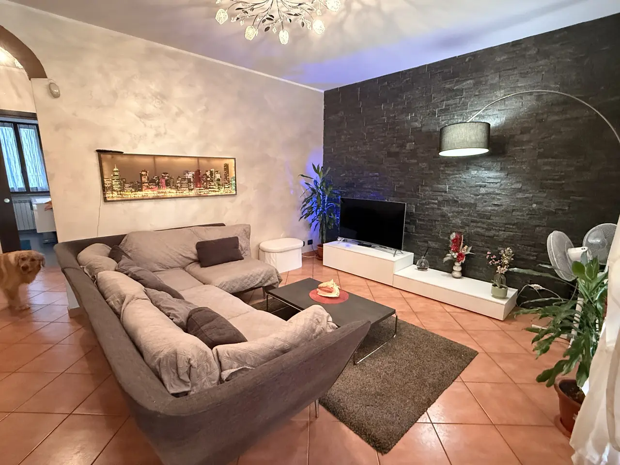 Villa bifamiliare ristrutturata con giardino privato – Salone