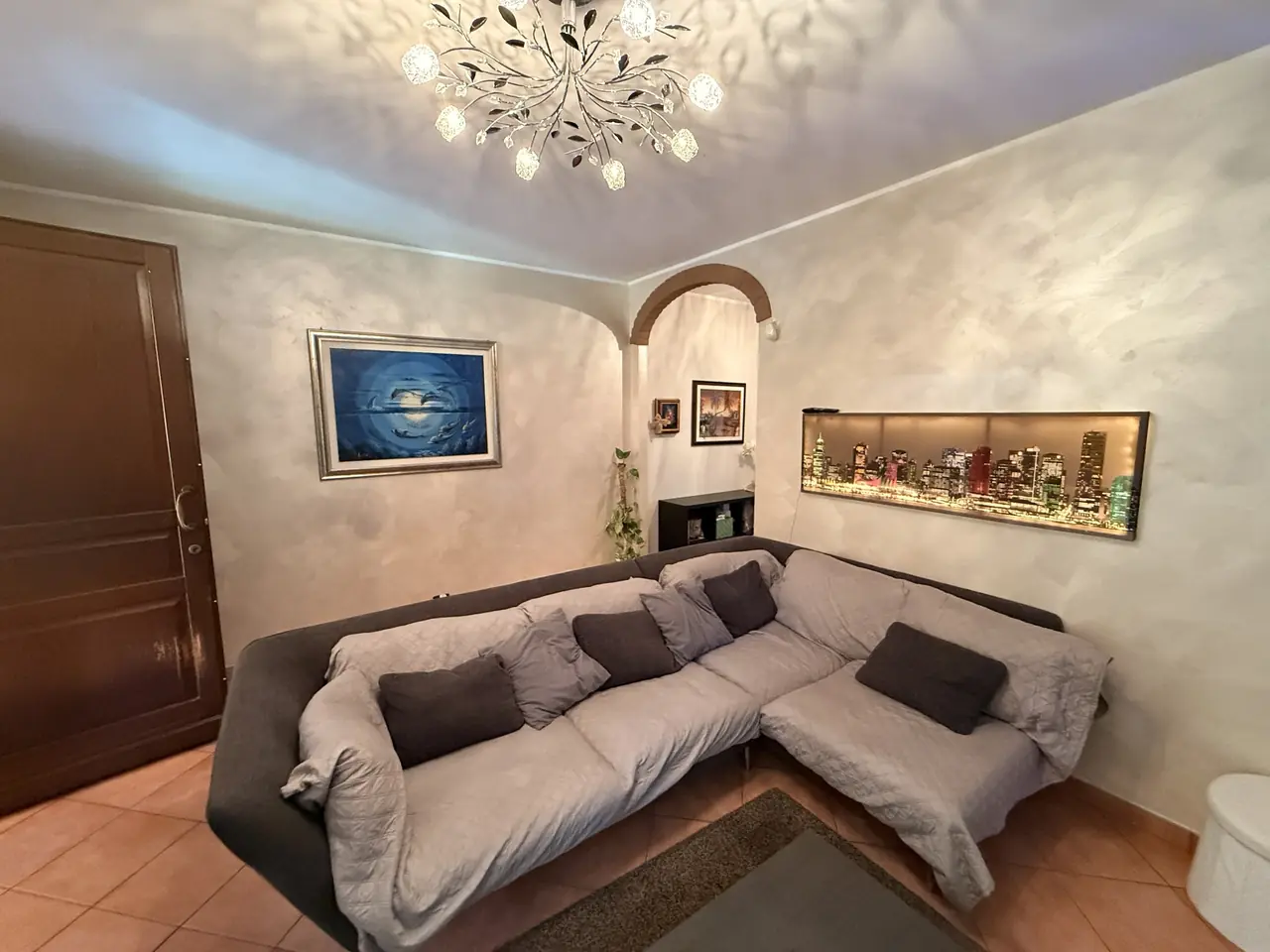 Villa bifamiliare ristrutturata con giardino privato – Salone